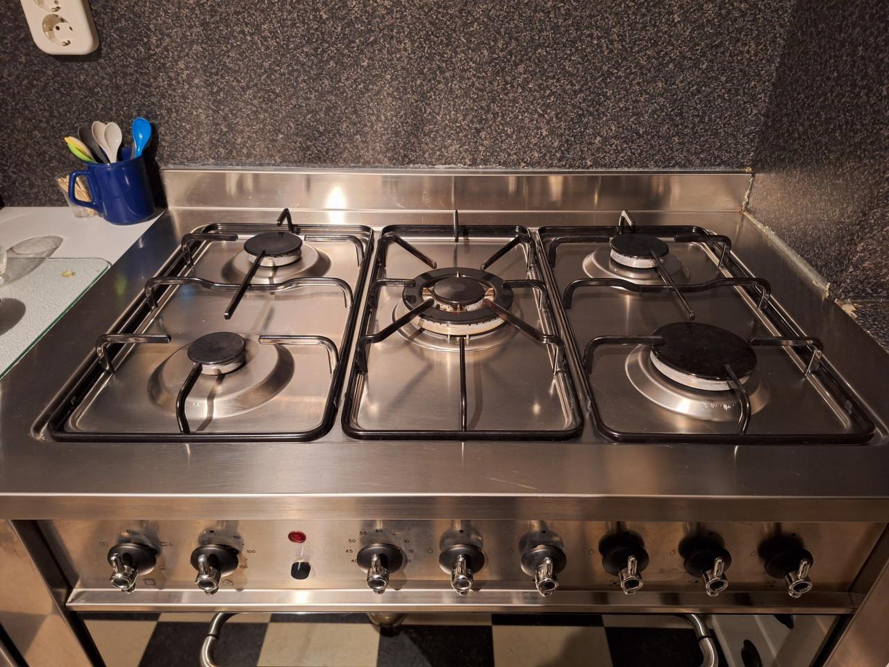 Indesit gasfornuis 5 pits met oven.