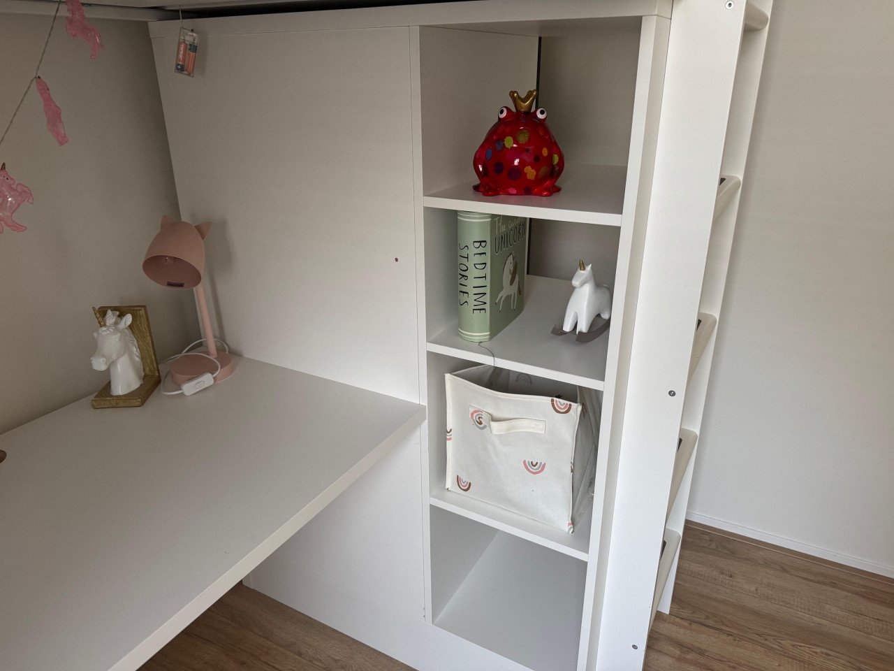 Hoogslaper met bureau en kast