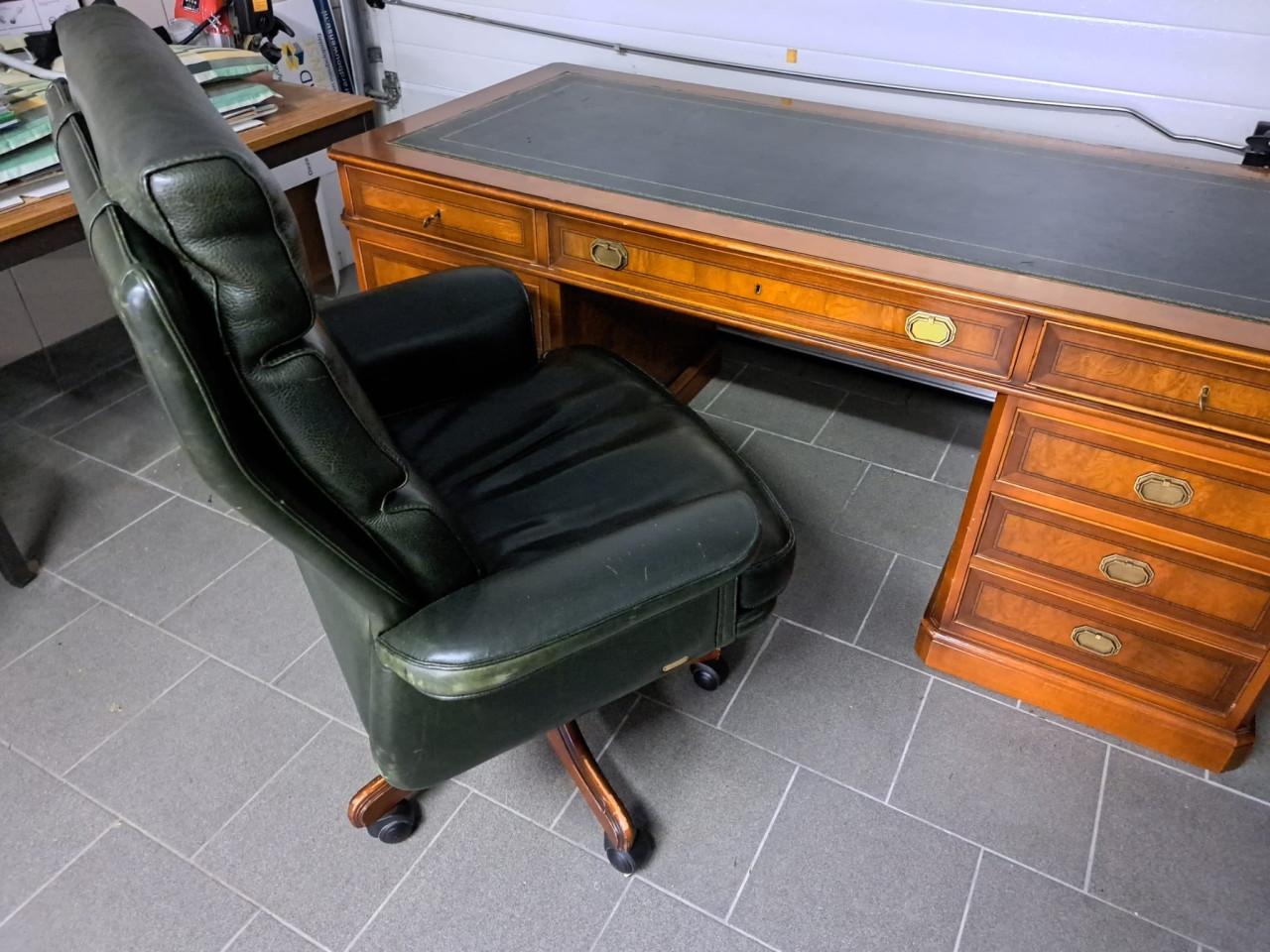 Klassiek bureau met bureaustoel