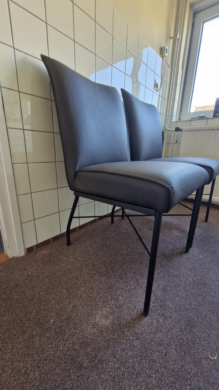 Twee lederen eetkamerstoelen