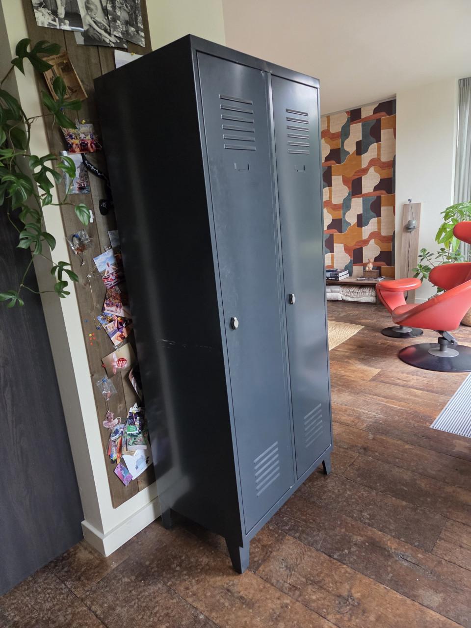 Te koop: stalen locker kast