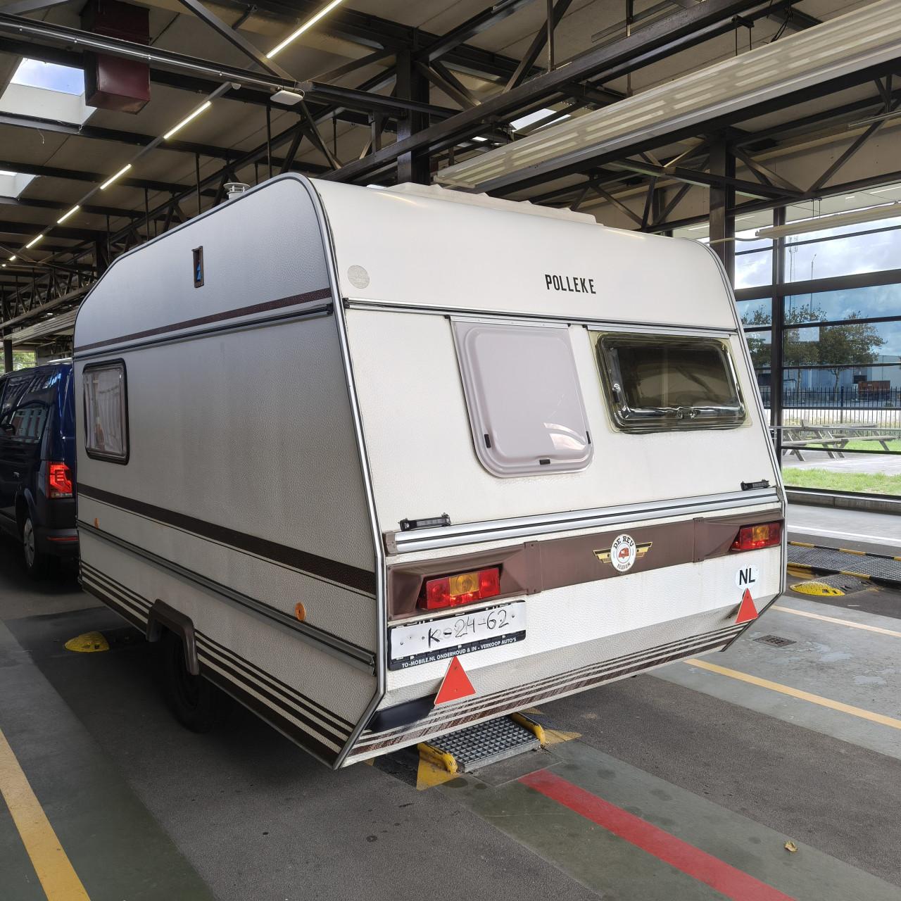 De reu 385 met kenteken Nl ,met Voortent................