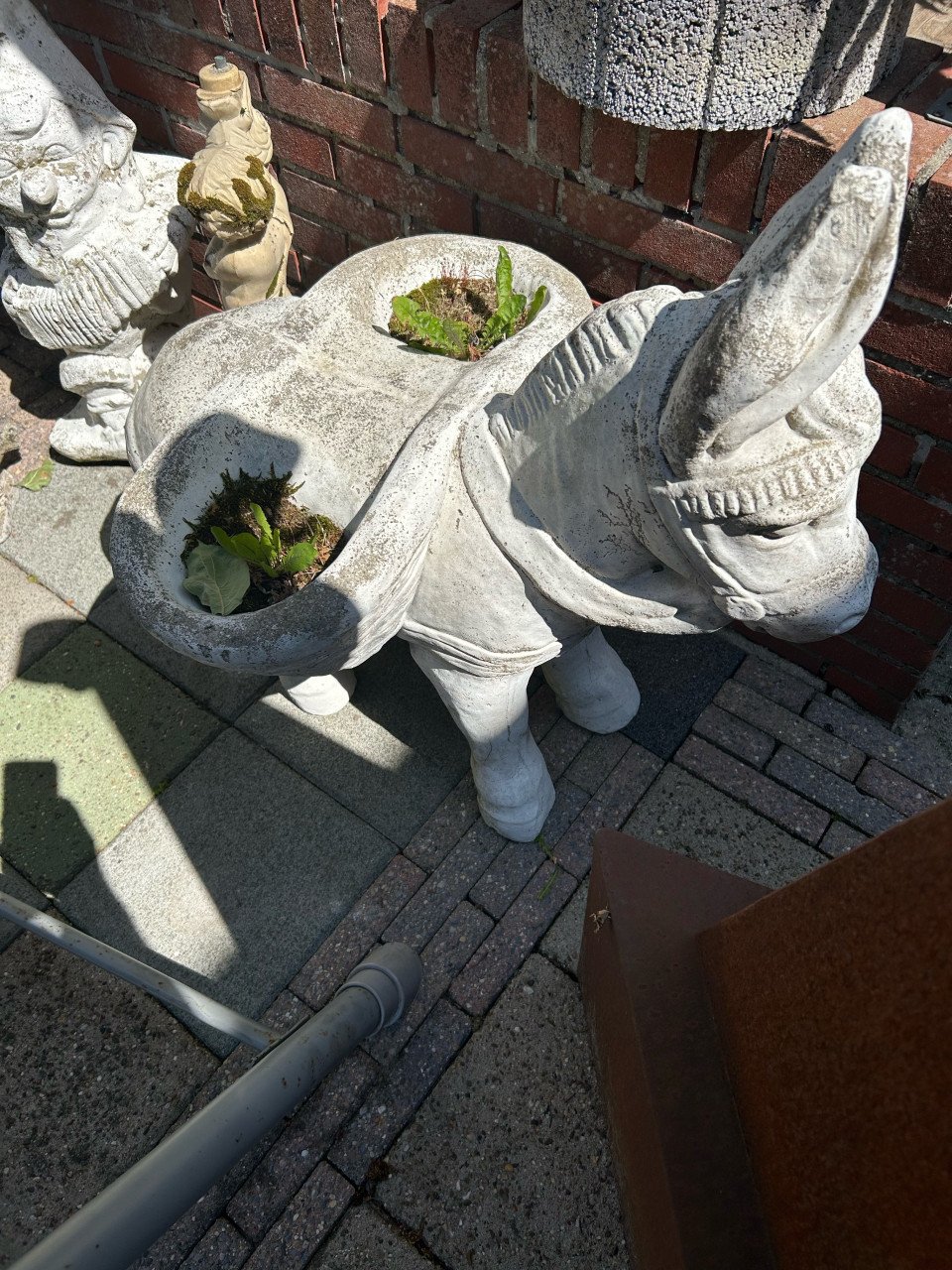 Gratis stenen beelden (plantenbak, ezel, paarden enz)