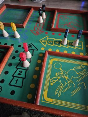 Jaren 50 heel mooi origineel antiek houten paardjesspel...