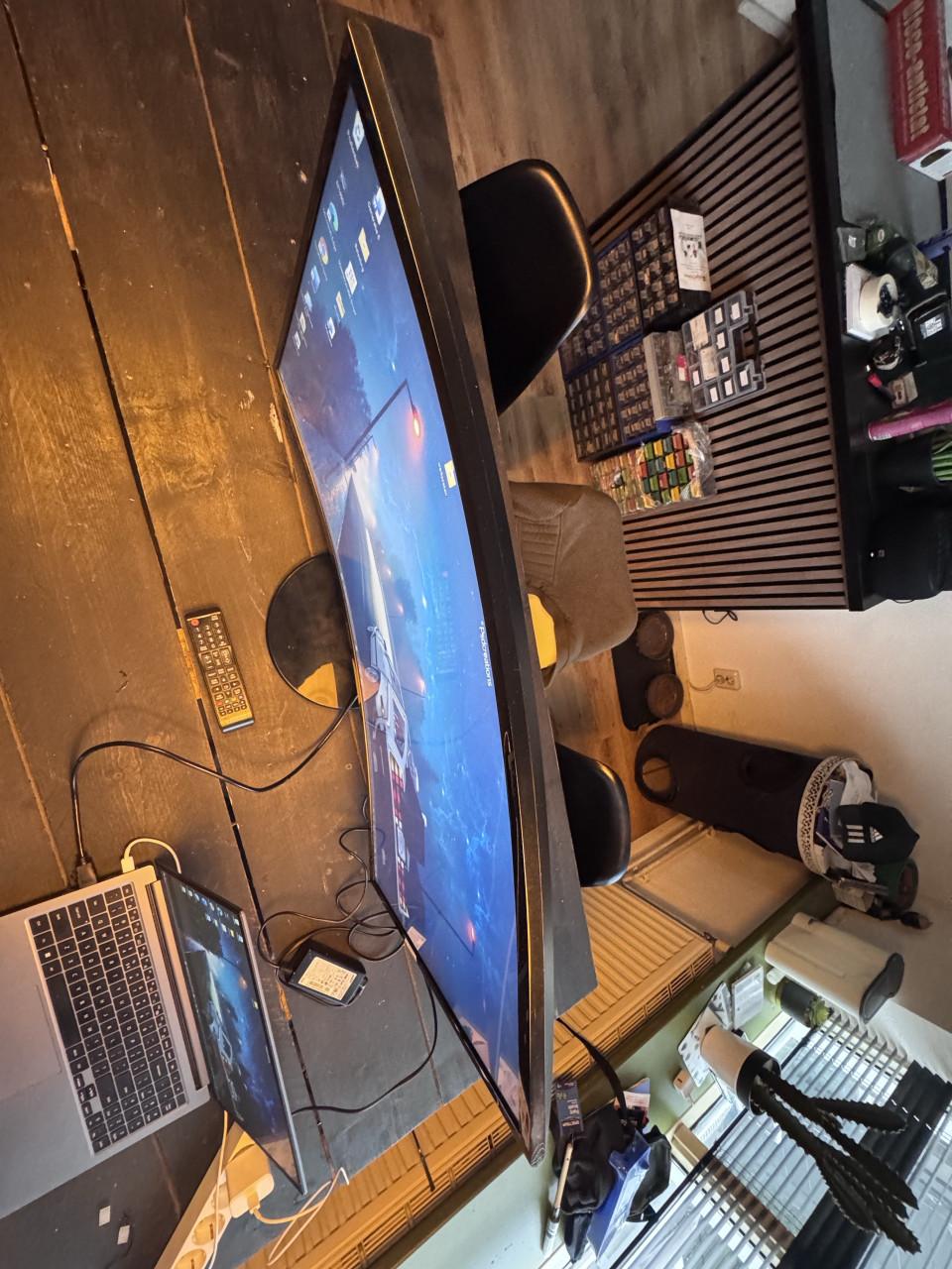 Samsung 32”curved (game monitor)TV