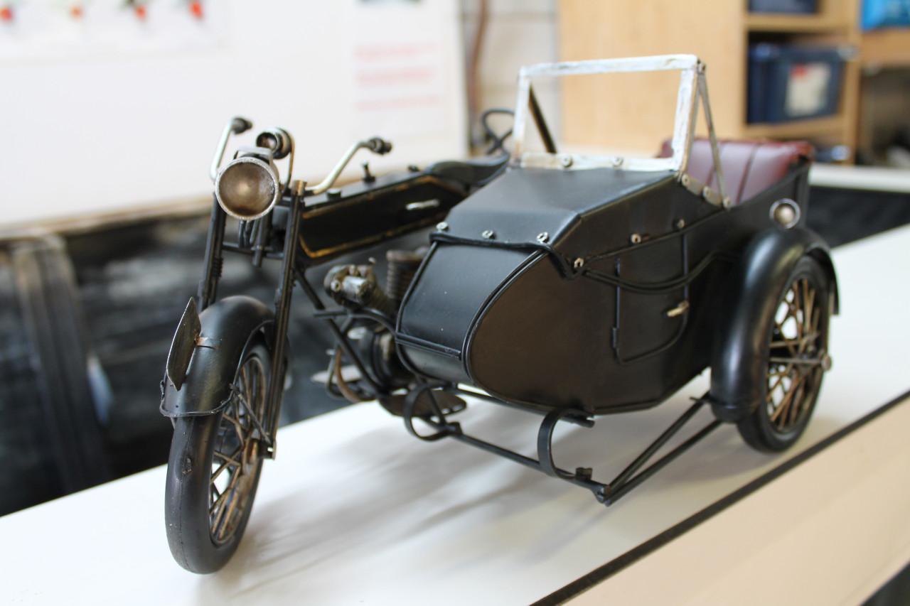 Varken zittend met groene laarzen