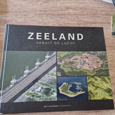 Verzameling boeken over schouwen-duiveland en Zeeland