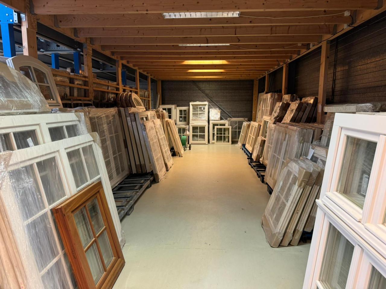 Loods vol nieuwe meranti houten kozijnen