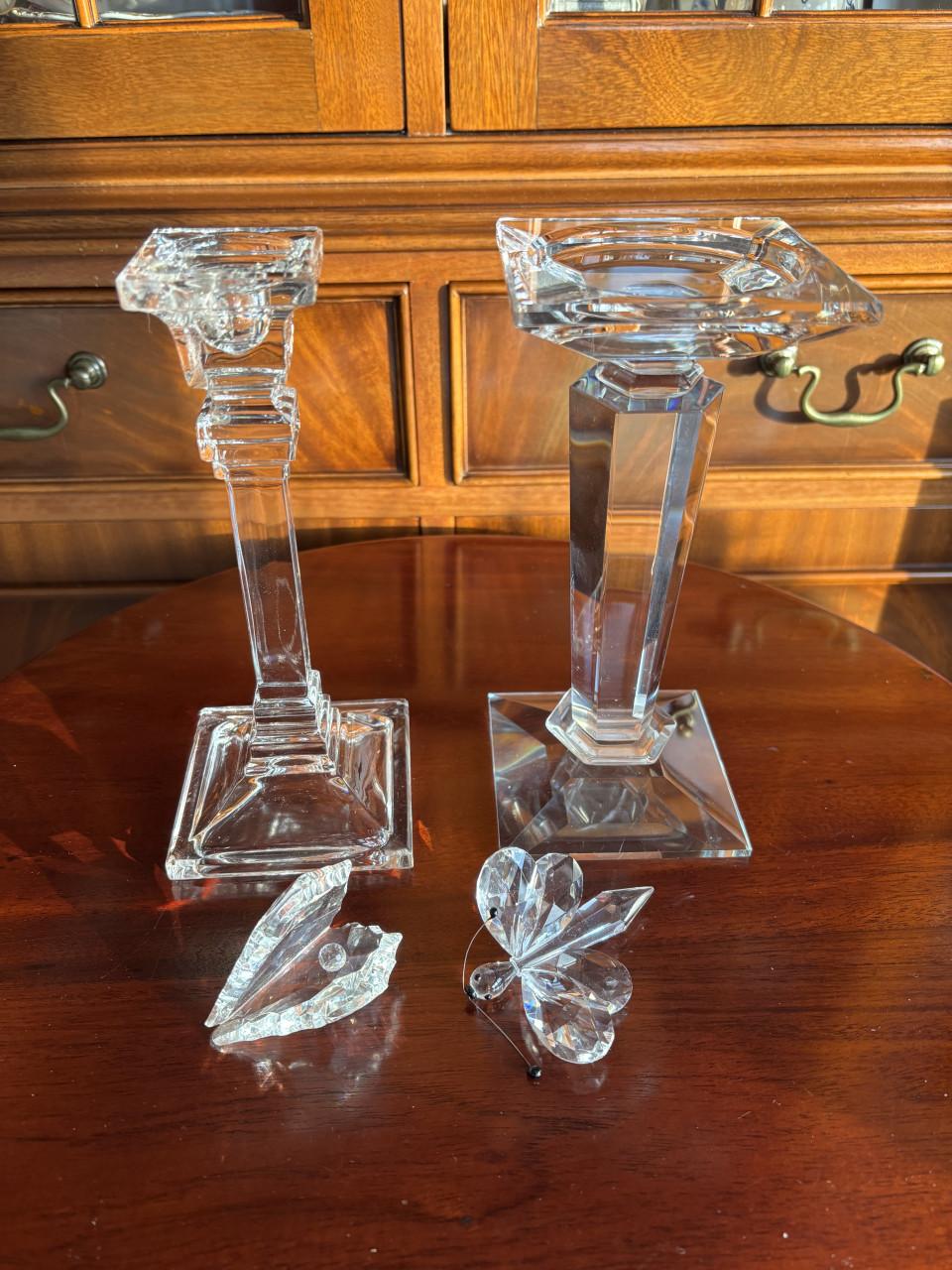 KRISTALLEN KANDELAARS EN 2 ZWAROWSKI  BEELDJES