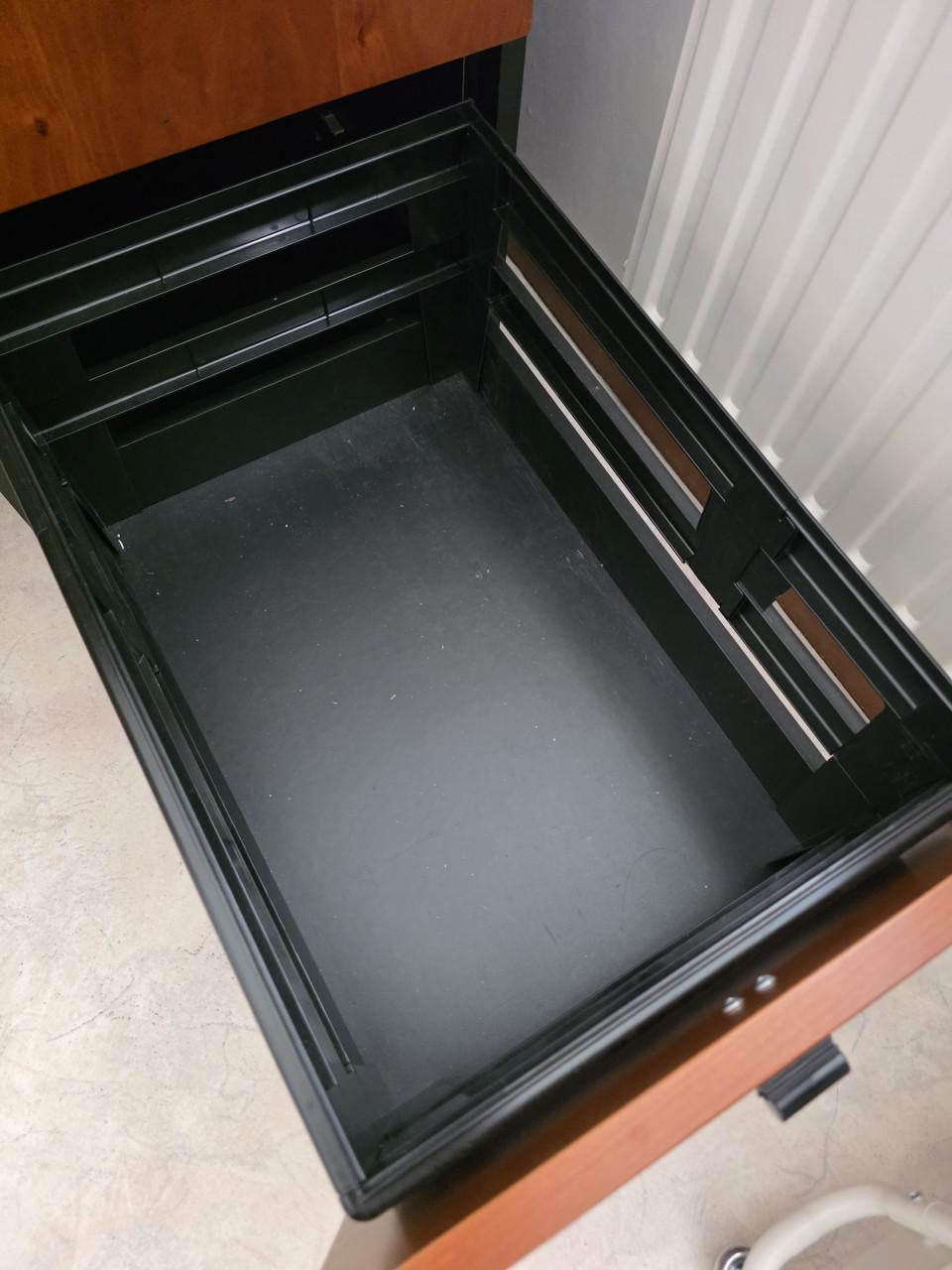 Kersenhouten bureau met ladenblok