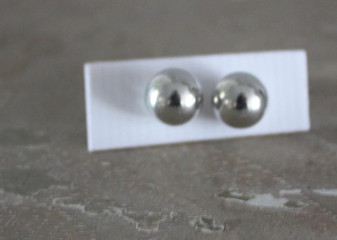 Zilverkleurige grijze oorstekers pareltjes