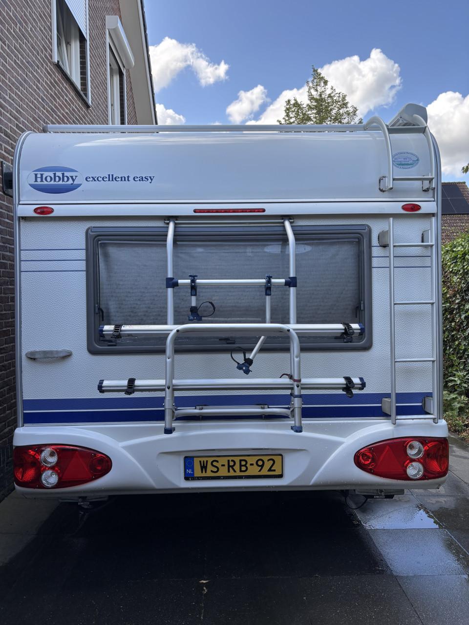 Hobby Excellent Easy met luifel, mover en elektrische uitdraaisteunen.