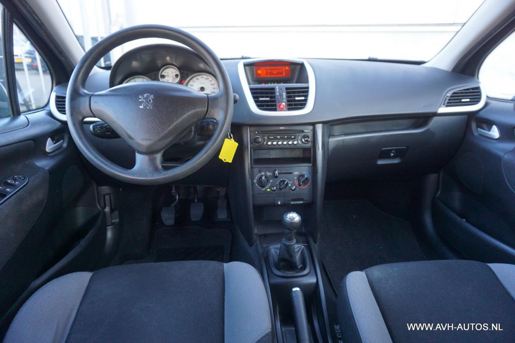 Peugeot 207 1.4-16v color-line