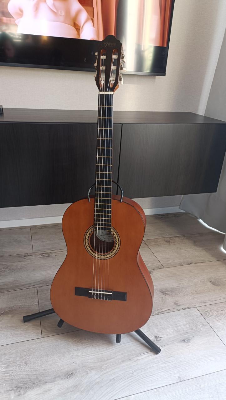 Valencia Gitaar met standaard