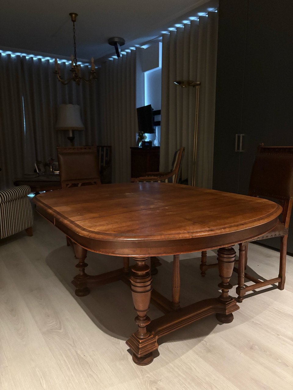 Klassieke houten eettafel