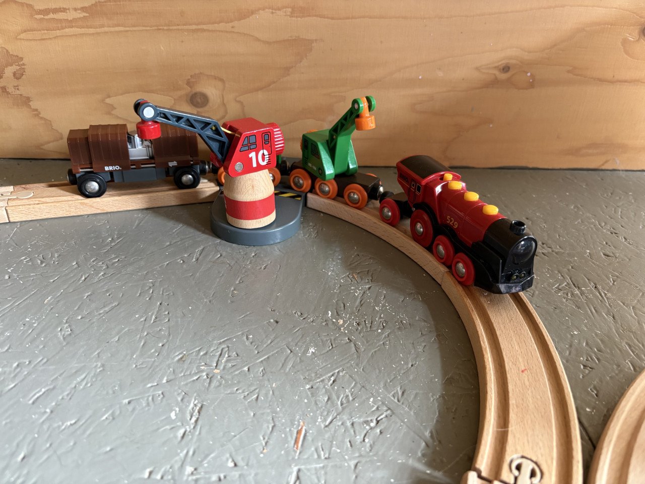 2 electrische Brio locomotieven en veel ikea rails