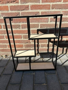 Decoratief wandrekje met plankjes, speelse indeling (40X50X12cm)