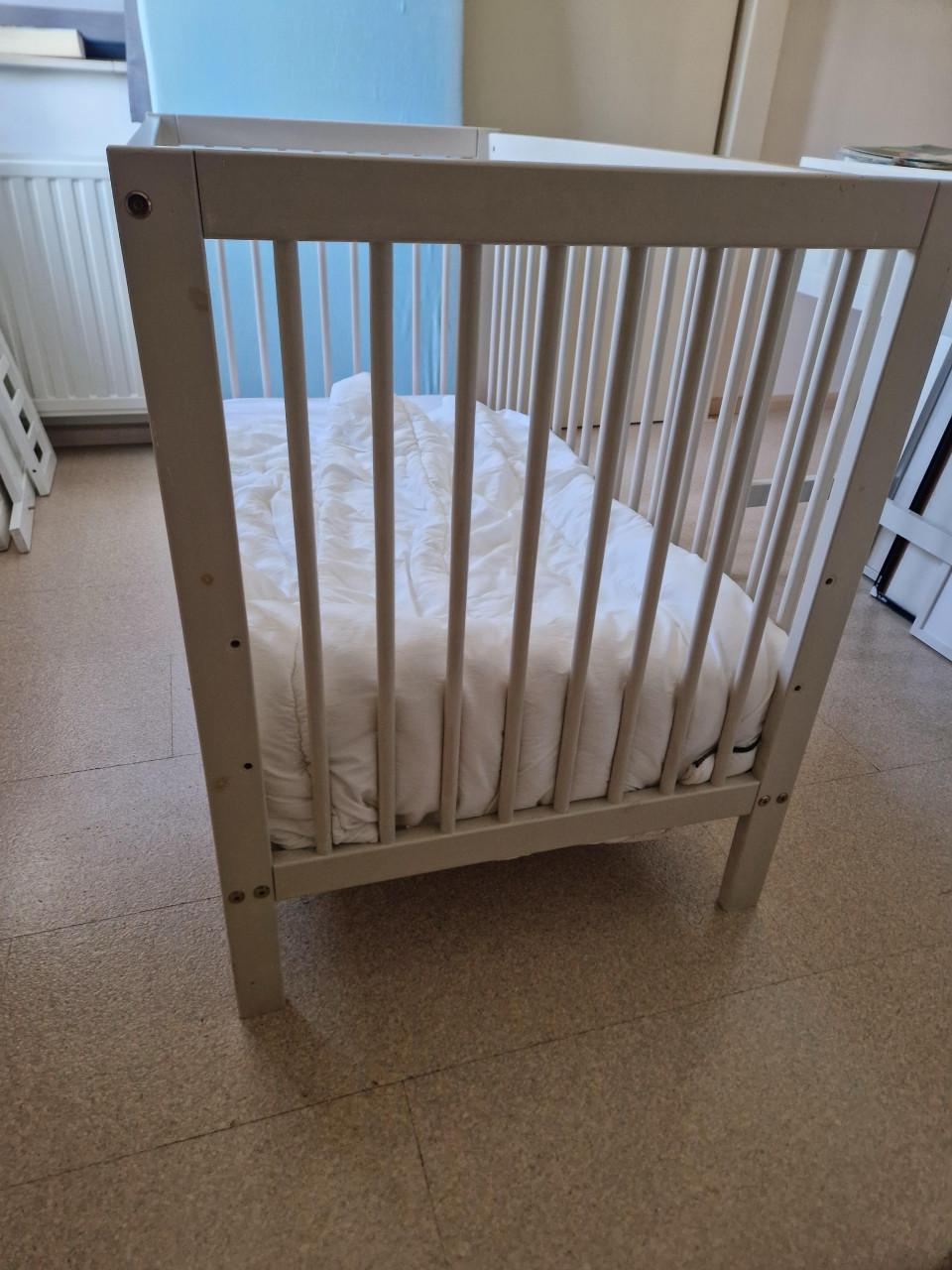 Babybedje (wit) met matrasje en dekbed