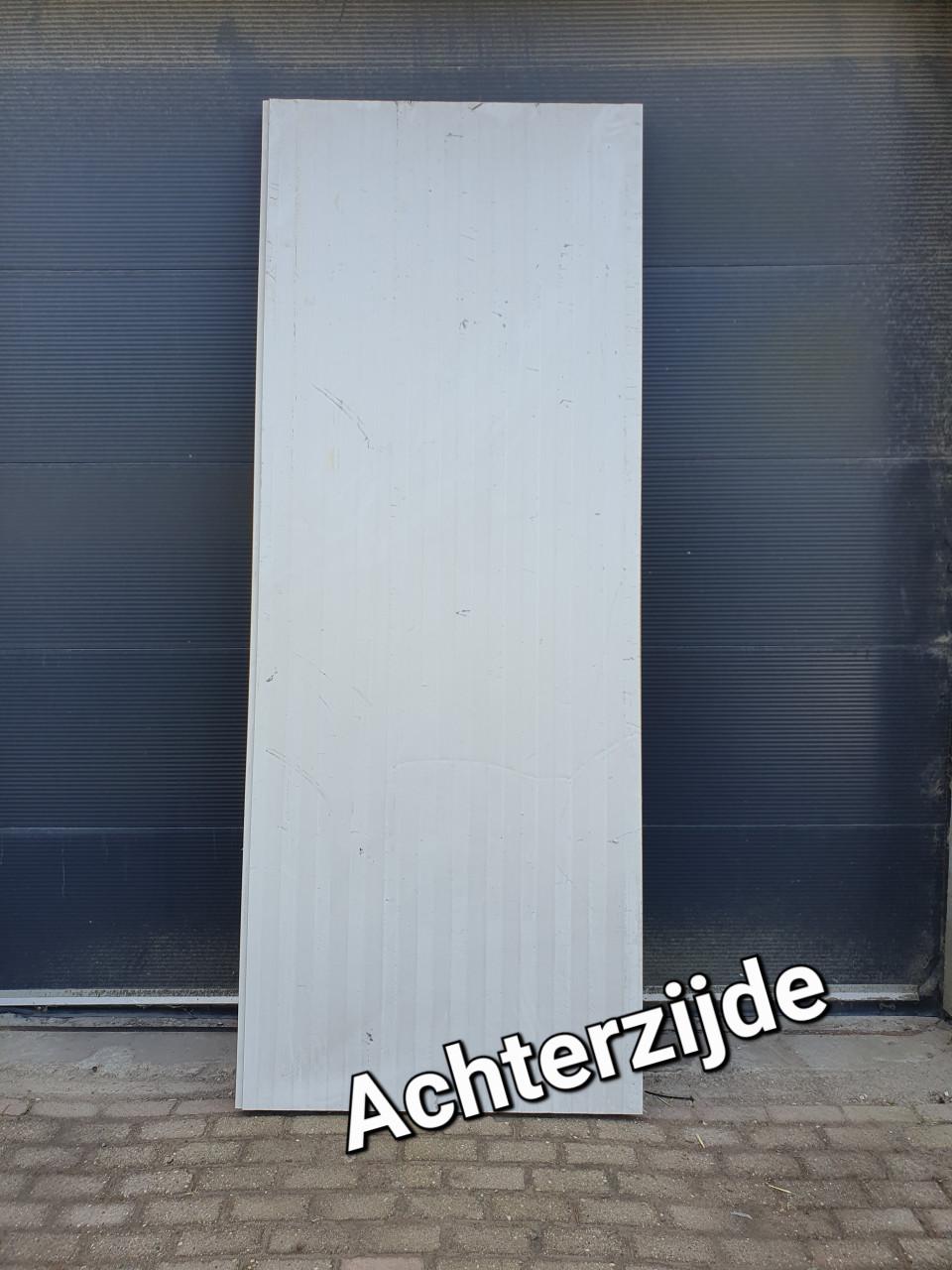Sandwichpaneel/isolatieplaat van 3meter lengte en 8cm dikte.