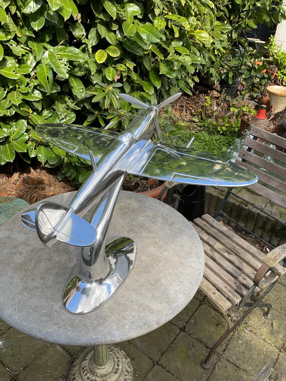 Groot model Spitfire vliegtuig