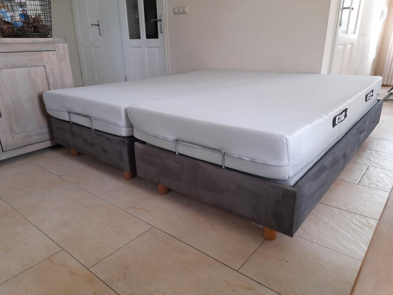2 Persoons boxspring 2 x 90 x 200 (in goede nette staat)