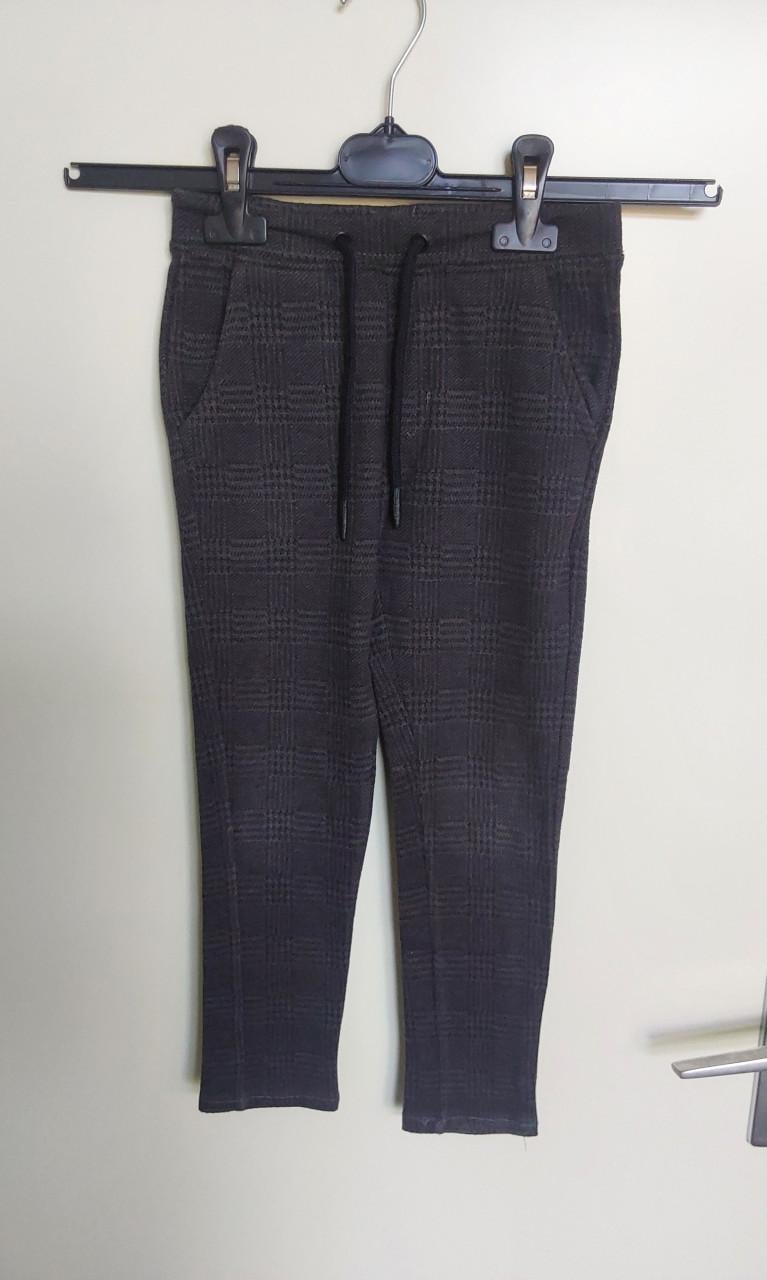 Donkergrijze stretch broek van de Hema in maat 110/116