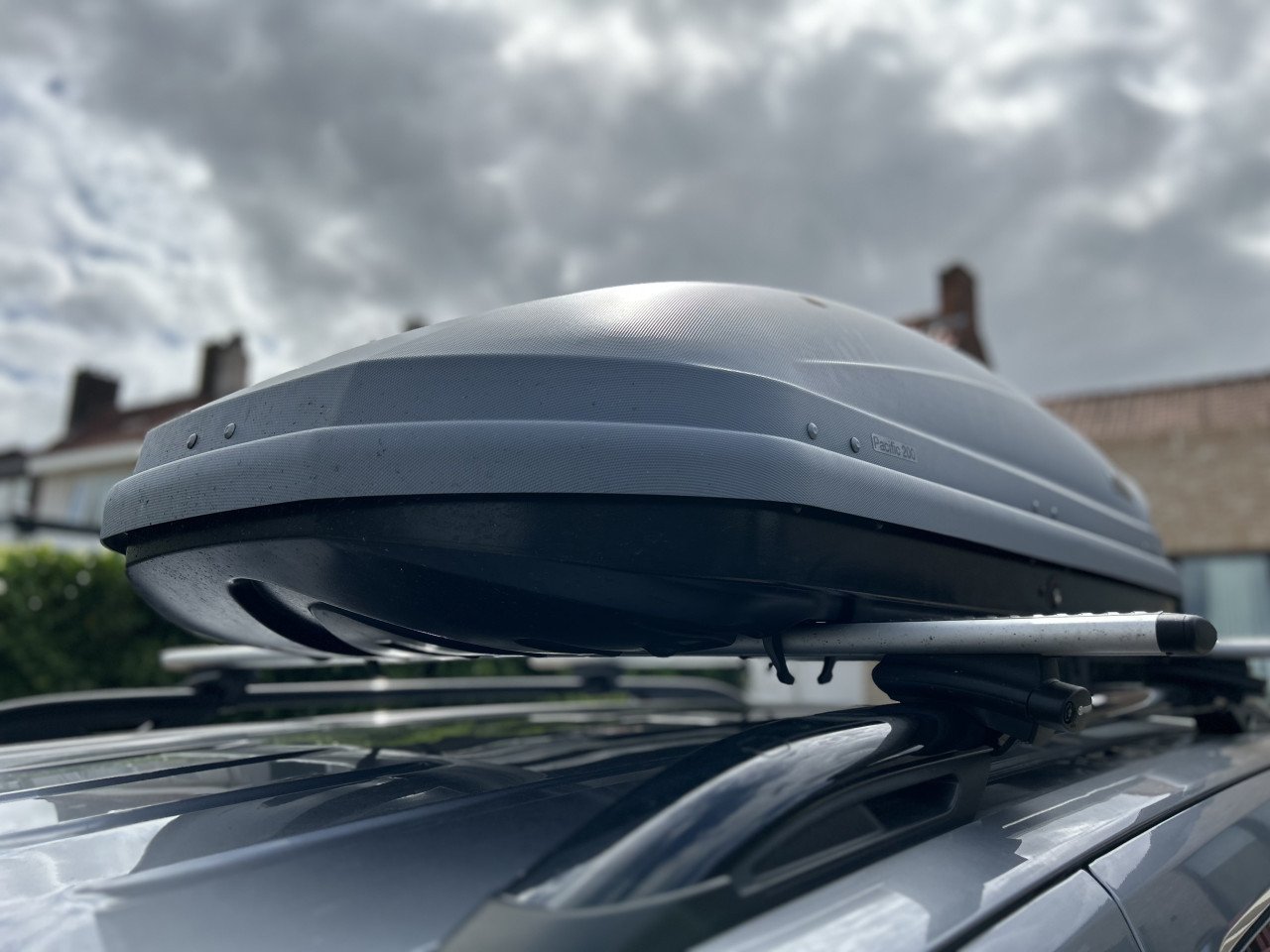 Thule Pacific 200 dakkoffer + dwarsstangen
