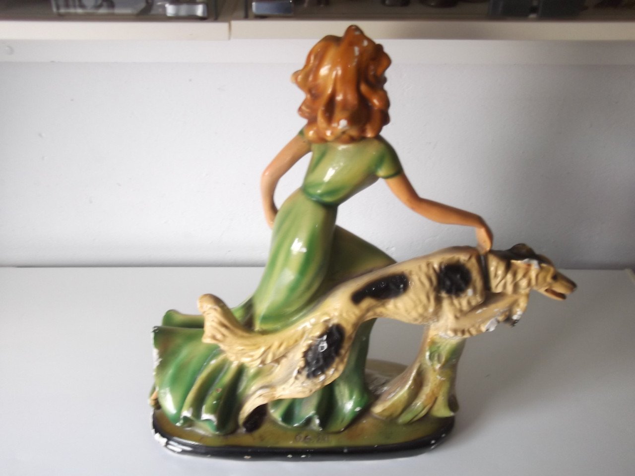 Art Deco beeld vrouw met hond