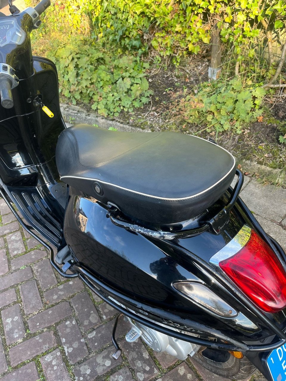 Vespa sprint blauw kenteken brommer scooter