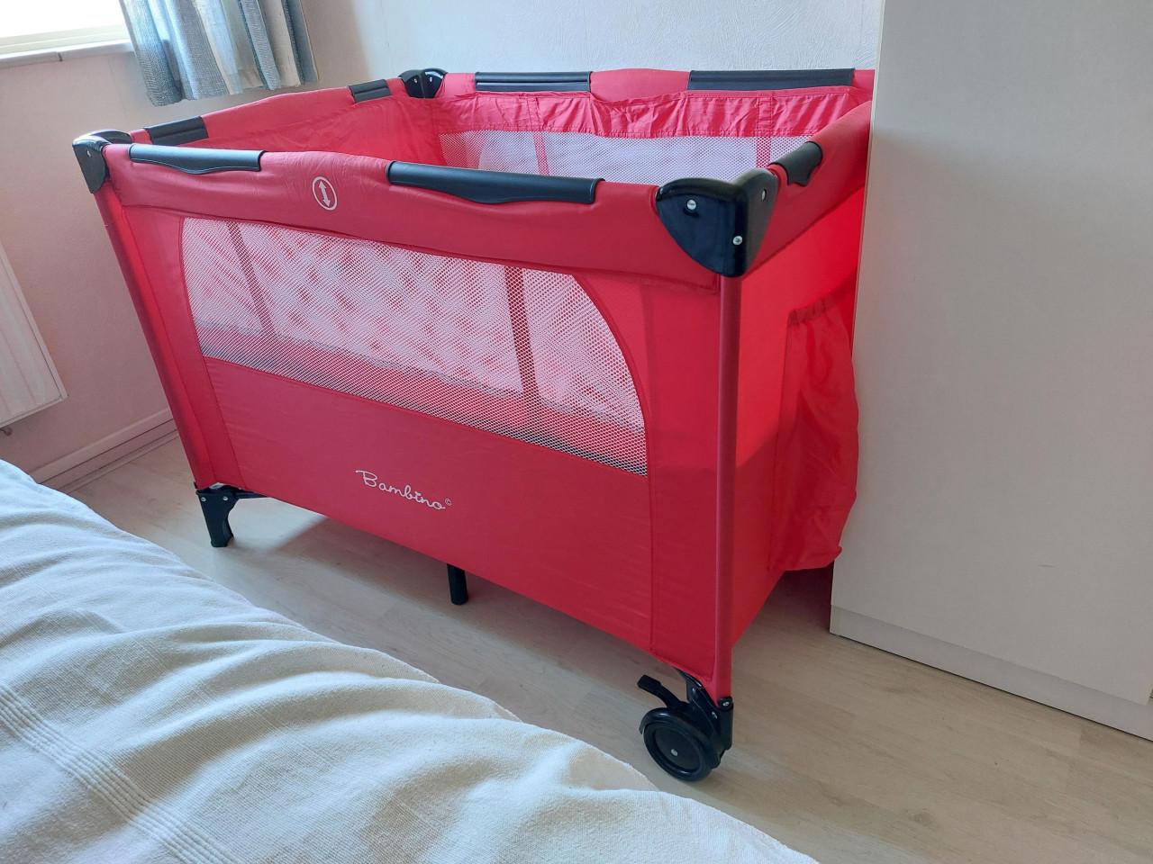 2 hoogten verstelbaa,r erg rood, logeer/kampeer, kinder/babybedje