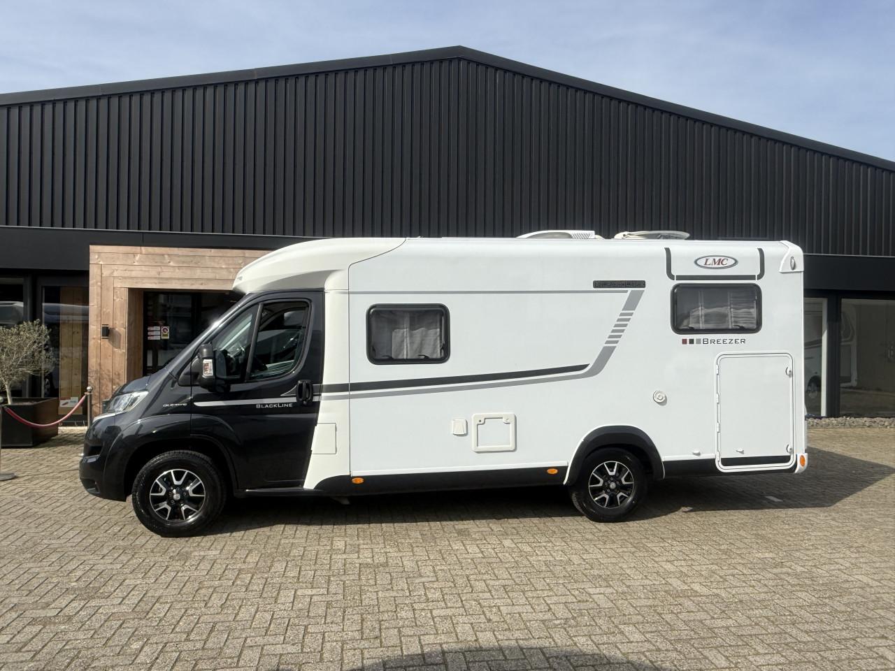 LMC Breezer V646G. Black-line ( 2x lengte bedden, zeer netjes ,dak airco)