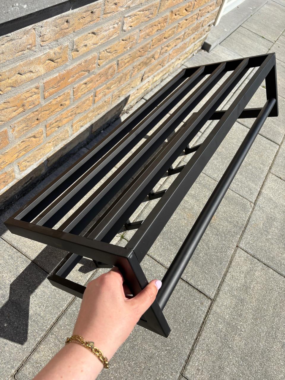 Zwarte metalen wand kapstok