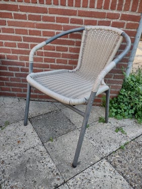 Nette, stevige tuinstoel. Terras stoel, bijzet stoel, buiten