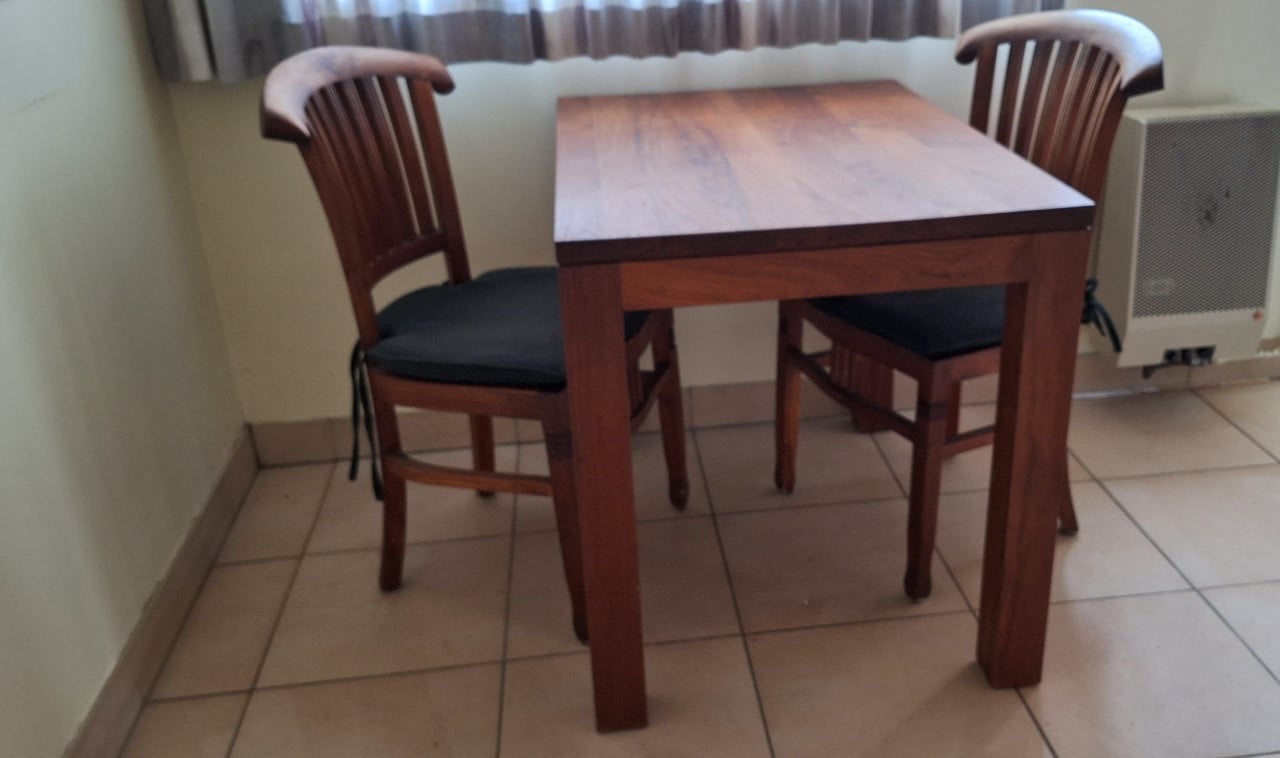 Keukentafel met 2 stoelen.