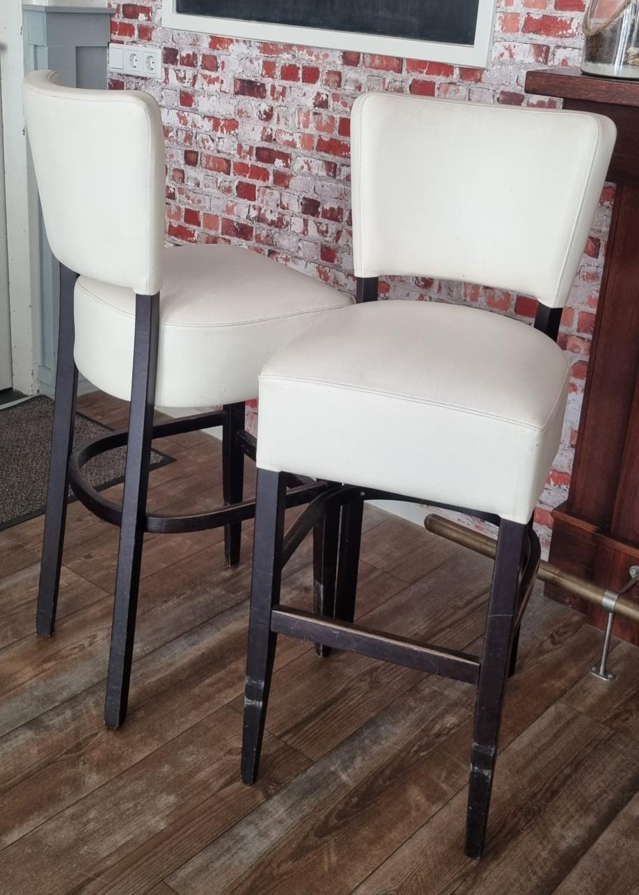 Partij stoelen en tafels