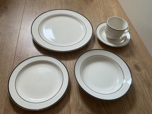 Servies wit met zwart randje voor 8 personen