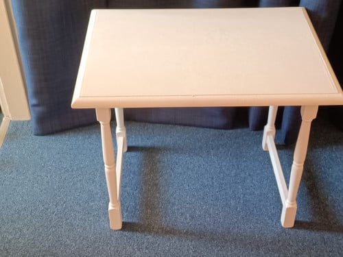 Tafeltje van hout. Oorspronkelijk vintage tafeltje van donker hout, maar ze