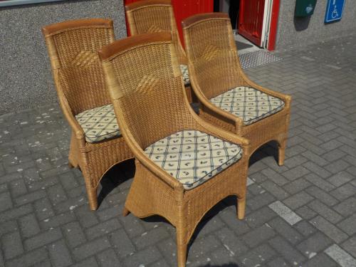 4 mooie kwaliteit rieten stoelen met kussens in zeer goede staat