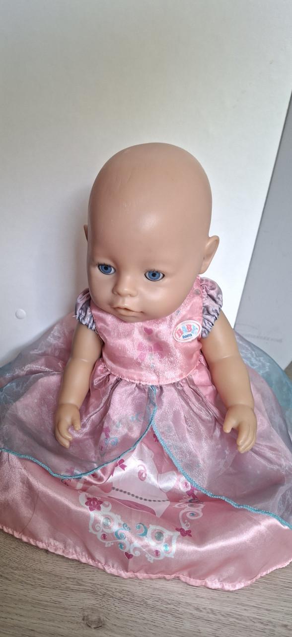 Baby born met veel kleding en extra's.