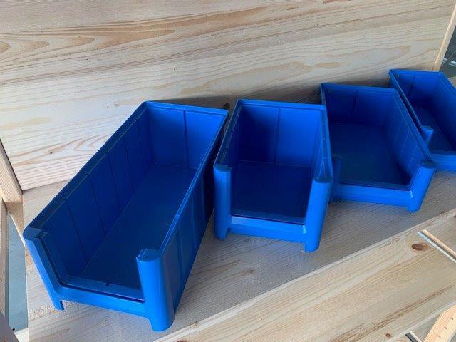 Nieuwe kunststof magazijnbakjes in diverse maten .