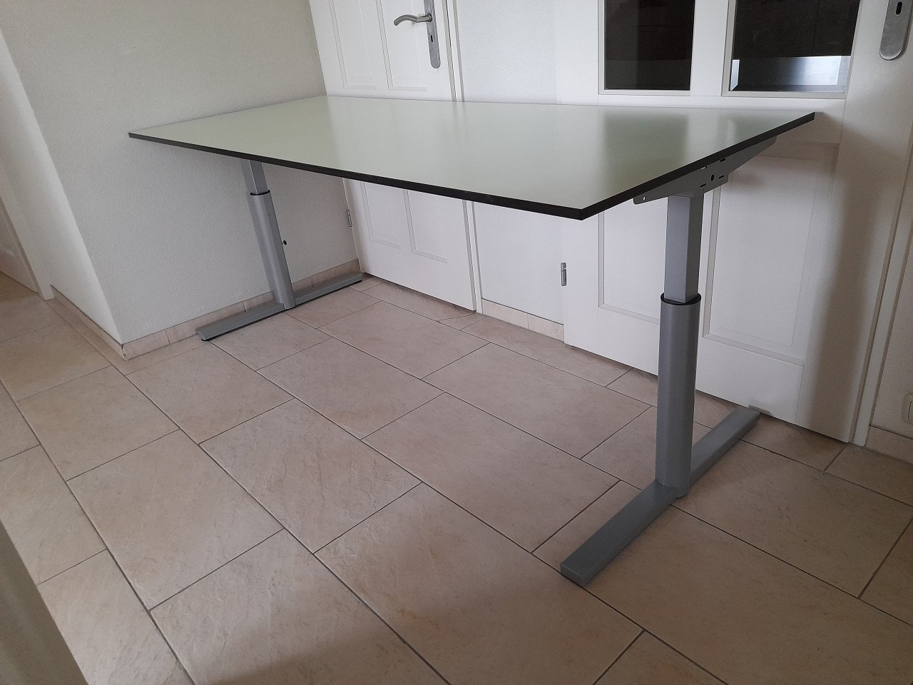 Mooi stevig in hoogte verstelbaar Bureau  (80 x 200) in goede staat )