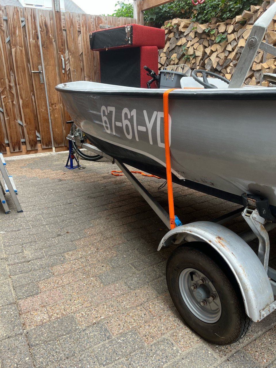 With 320 dromedille 30pk yamaha en trailer