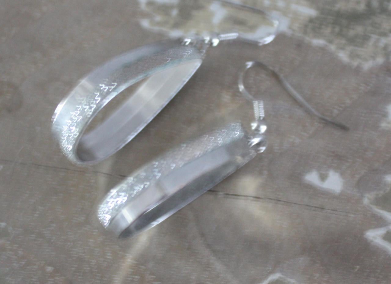 Zilverkleurige oorhangers met glitters en mat