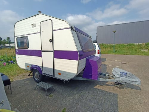 Mooie gepimpte retro Avento met voortent en luifel
