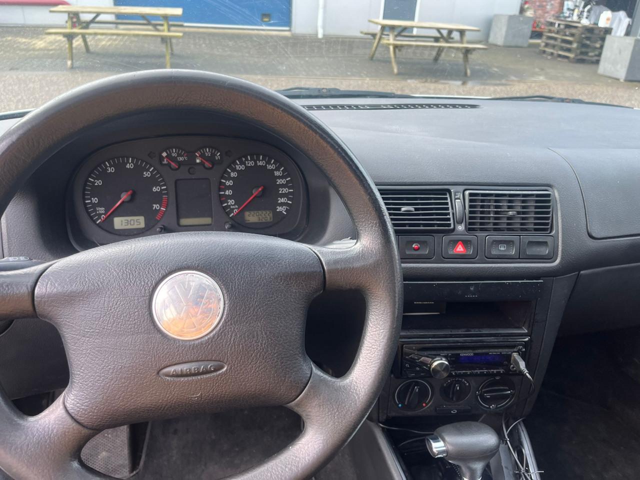 Volkswagen Golf 1.6 Trendline AUTOMAAT, dakraam, trekhaak, goed onderhouden