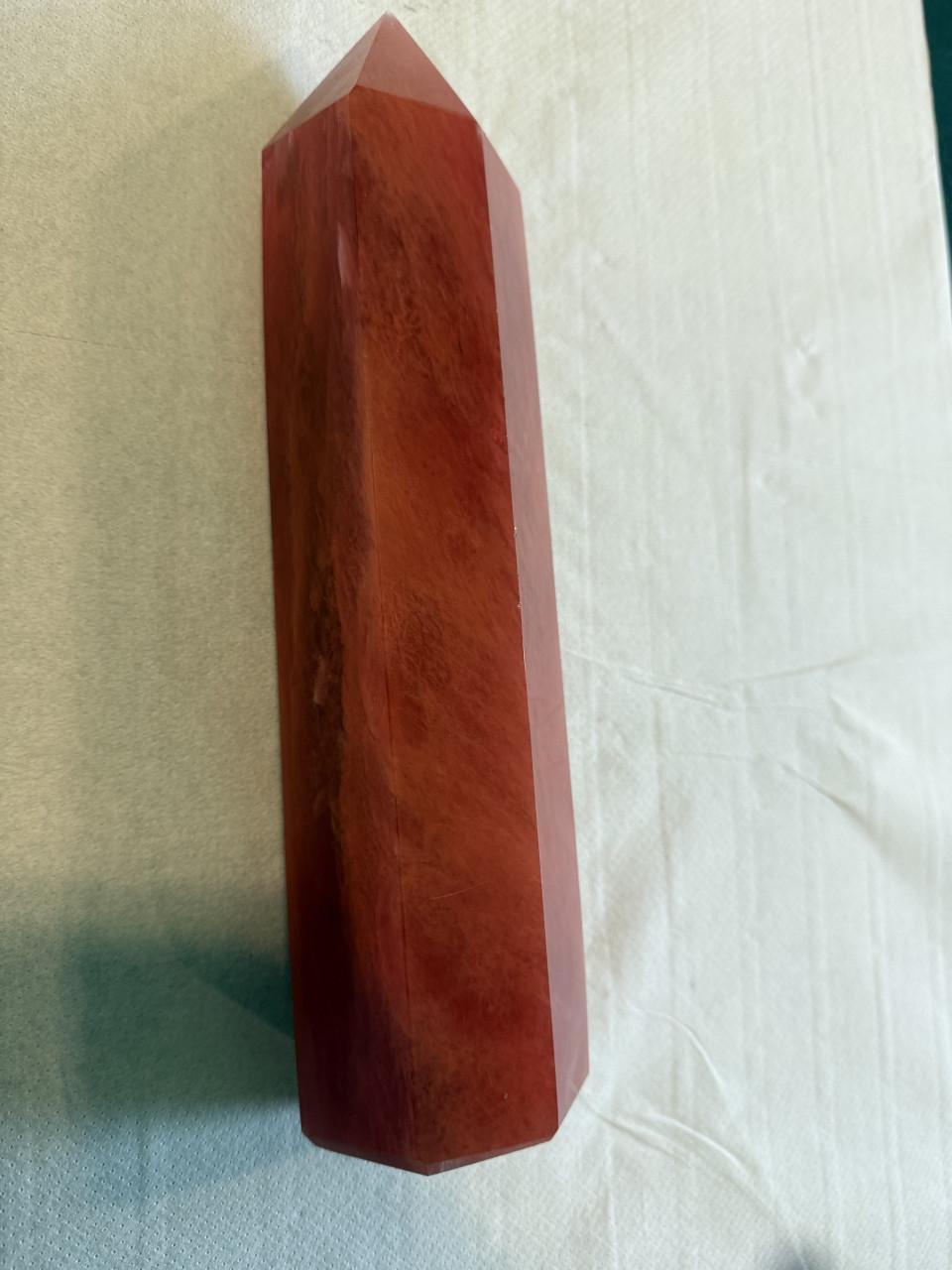 Mineralen. Obelisk van aardbeienkwarts