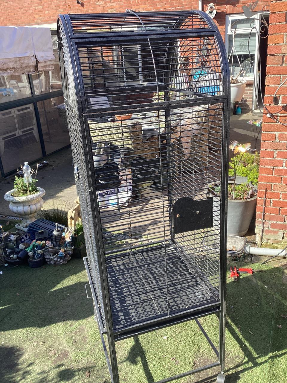 Papegaaienkooi en standaard