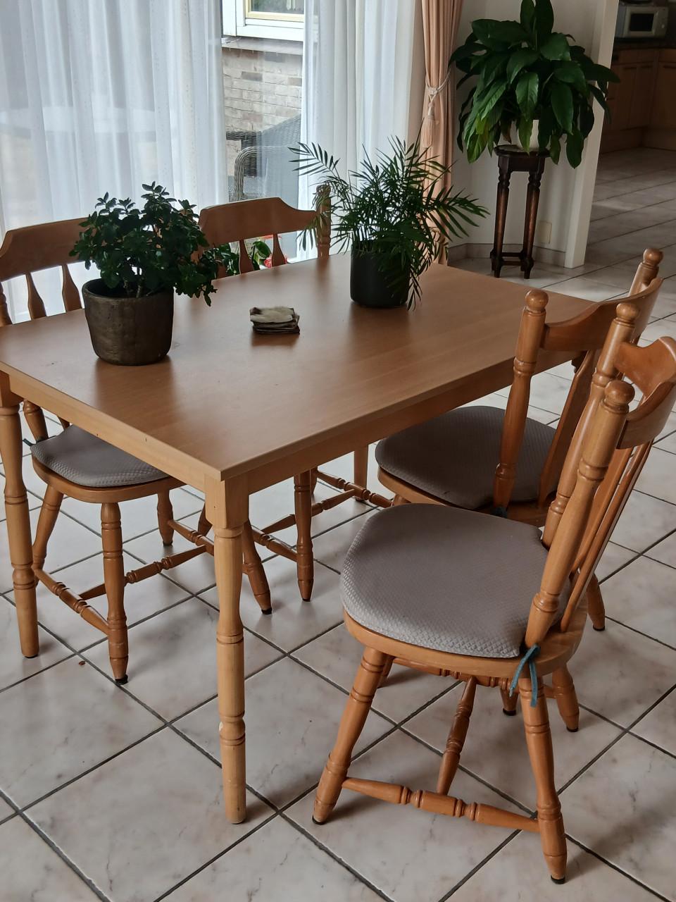 Tafel met 4 stoelen