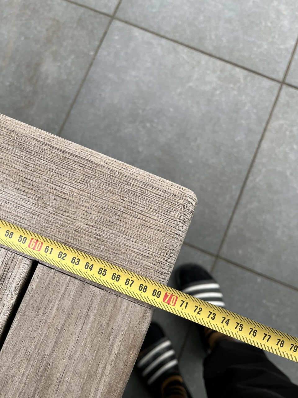 Teak houten tafel met 4 witte tuinstoelen