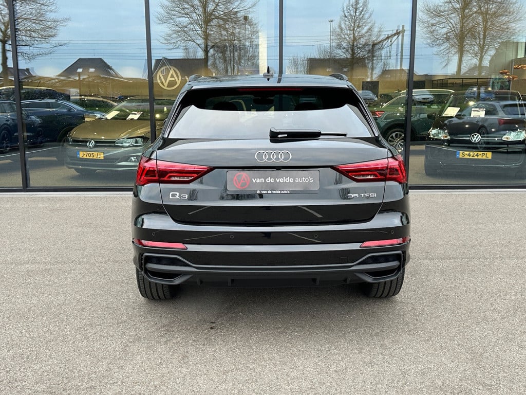 Audi Q3 35 tfsi s-line | panoramadak | zwart optiek | trekhaak | camera | e
